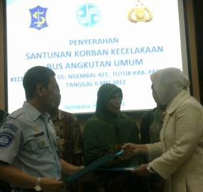 Jasa Raharja Santuni Korban Kecelakaan Bus di Pasuruan