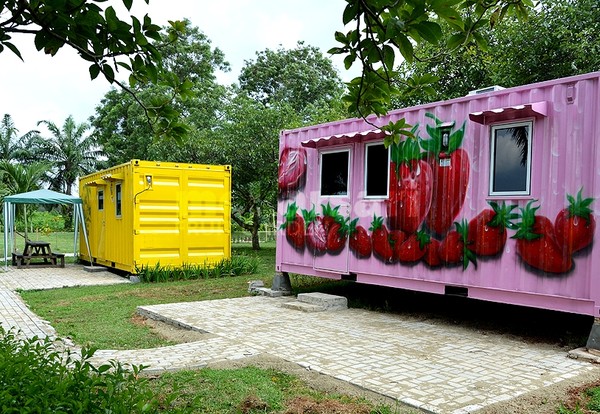 Serunya Menginap Dalam Container Di Taman Wisata Mekarsari