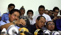 Kepala Basarnas Marsekal Madya Daryatmo (kiri), memberikan keterangan ditemukannya pesawat Sukhoi Superjet 100 yang jatuh di Bandara Halim Perdanakusumah, Jakarta.