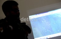 Tim dari Basarnas menemukan serpihan pesawat Sukhoi Superjet 100 yang jatuh di Gunung Salak. Ternyata, selain serpihan ada juga logo Sukhoi.