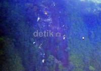 Foto yang ditunjukkan Tim SAR menunjukkan sepihan-serpihan pesawat  berserakan di sebuah tebing.