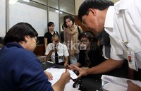 Keluarga korban juga memberikan data lain seperti foto dan ciri-ciri pakaian korban yang digunakan saat terbang bersama Sukhoi. Polisi juga meminta data sidik jari dan gigi para korban.