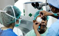 Seorang pasien melakukan operasi katarak gratis di RSCM Kirana, Jakarta. Menurut data Persatuan Dokter Ahli Mata Indonesia (Perdami)  jumlah penderita katarak mencapai 2 juta orang dengan pertumbuhan sekitar 240 ribu penderita per tahun.