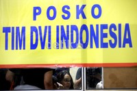Keluarga korban penumpang pesawat Sukhoi Superjet 100 yang hilang kontak terus berdatangan menunggu perkembangan laporan terbaru di ruang Posko Tim DVI Indonesia, Lanud Halim, Jakarta.