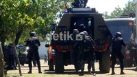 Tim Gegana SatBrimobda Jateng melumpuhkan teroris yang berada di pemukiman penduduk saat menggelar simulasi penanganan teroris. Arbi Anugerah/detikNews.