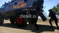 Tim Gegana SatBrimobda Jateng berusaha melumpuhkan teroris. Arbi Anugerah/detikNews.