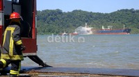 Latihan dilanjutkan dengan kesigapan Tim SAR dan Pertamina RU IV Cilacap dalam menanggulangi kebakaran kapal tanker minyak Concertina.