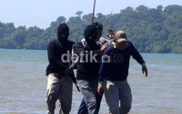 Tim Gegana SatBrimobda Jateng berhasil membekuk para teroris dalam simulasi penangangan teroris di laut Cilacap. Arbi Anugerah/detikNews.