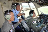 Danlanud Halim Marsekal Pertama TNI A. Adang Supriyadi berangkat menuju lokasi jatuhnya Sukhoi dari Lanud Perdanakusumah, Jakarta, Kamis (10/5/2012). (Pentak Lanud Halim).