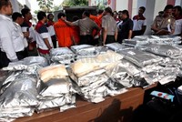 Empat tersangka yang berhasil ditangkap dalam kasus tersebut yakni tiga WNI berinisial AK, DR dan MW alias A dan seorang WN Malaysia berinisial EWH alias J.