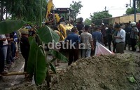 Aksi penimbunan jalan protokol ini dilakukan pada Rabu (9/5/2012). Penimbunan itu bagian dari aksi pemblokiran jalan yang sudah dilakukan sejak beberapa hari terakhir. Khairul Ikhwan/detikNews.