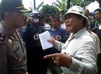 Polisi bernegosiasi dengan warga. Khairul Ikhwan/detikNews.