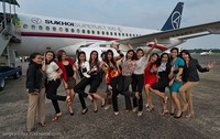 Aksi para pramugari berfoto bersama dengan latar Sukhoi Superjet 100 sebelum melakukan penerbangan, Selasa (8/5). (dok Sergey Dolya)