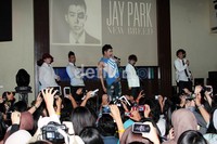 Para penggemar Park yang akrab disapa J-walkerz ikut bersemangat bernyayi. Herianto Batubara/detikHot.
