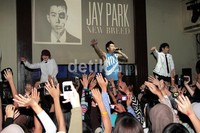Di dalam album terbarunya itu, juga terdapat hits singlenya Know Your Name dan Girlfriend. Herianto Batubara/detikHot.