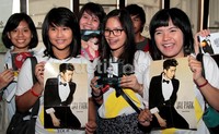Para penggemarnya membawa CD album dan Poster Jay Park untuk ditandatangani. Herianto Batubara/detikHot.