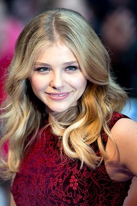 Chloe Grace Moretz berpose saat menghadiri premiere Dark Shadows di Empire Leicester Square, London, Inggris pada Rabu (9/5/2012). Getty Images/Ian Gavan.