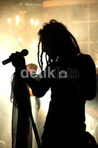 Lucunya, dari sebelas lagu baru yang ada dalam album Hey Hey Hey itu, Ipang belum menemukan single jagoannya.