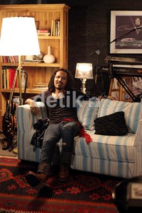 Ia pun tampak santai berpose di atas panggung yang ditata sebagai Rockin My Living Room.