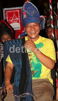 Iwa K bergaya dengan memakai ulos. Jenas/detikHot.