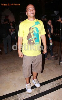 Hadir di acara itu, Iwa K terlihat santai dengan memakai kaus dan celana pendek. Jenas/detikHot.