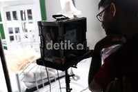 Ia juga sempat melakoni take gambar layaknya putri cantik yang sedang tertidur di atas kasur putih.