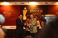 Lippo Cikarang memperoleh penghargaan karena membukukan kinerja fundamental dan teknikal paling mumpuni selama 2012. (Ria).