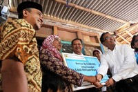 Elah, pelanggan listrik prabayar ke-5 juta juga juga menerima bantuan dari PLN. Bantuan tersebut diserahkan langsung oleh Direktur Utama PLN Nur Pamudji. (Humas PLN).