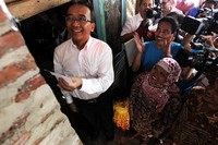Penyalaan secara simbolis pelanggan listrik prabayar ke-5 juta tersebut ditandai dengan pengisian token isi ulang ke meter listrik prabayar milik Ibu Elah oleh Direktur Utama PLN Nur Pamudji. (Humas PLN).