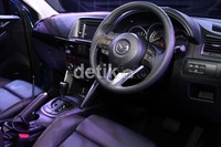 Mazda CX-5 dilengkapi banyak fitur seperti 6 airbags (front, side, and curtain), dynamic stability control system dan traction control system, emergency stop signal system, hill launch assist system dan tire pressure monitoring system.