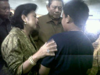 SBY & Ibu Ani Datang, Keluarga Korban Sukhoi Menangis
