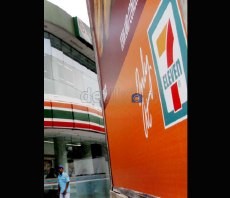 Lagi, 7-Eleven Salemba Dirusak 3 Pria Misterius