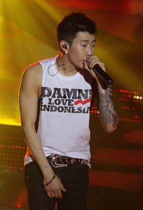Jay Park Manggung dengan Baju Pemberian Fans Indonesia