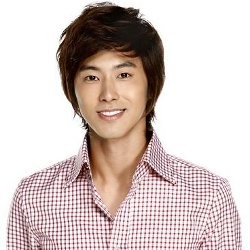 Yunho TVXQ Suka Pakai Helm ke Dalam Bioskop