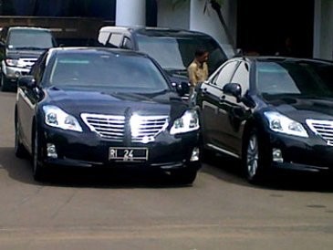 Calon Mobil Pejabat, Camry Hybrid Vs Crown Royal Saloon