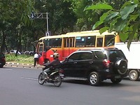 Bus TransJakarta yang sembarang menaikkan penumpang (tidak di halte).