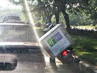 Setelah dibantu untuk berdiri kembali, barulah sepeda motor tersebut bisa melanjutkan perjalanan.