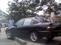 Hal ini terjadi di daerah Kramat, Senen, Jakarta Pusat. Akibatnya jalanan cukup macet.