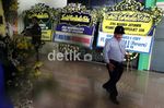 Bunga Duka Cita Berdatangan di Halim
