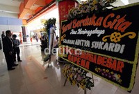 Sedangkan di ruangan Sky Aviation, terlihat pula beberapa karangan bunga