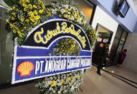 Sedangkan di ruangan Sky Aviation, terlihat pula beberapa karangan bunga.