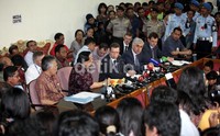 Dubes Rusia Alexander Ivanov (tengah) mengucapkan belasungkawa dengan didampingi Head of United Aircraft Russia, Michael Poghosian dan Menhub RI EE Mangindaan dalam jumpa pers di Lanud Halim Perdanakusumah, Jakarta Timur.