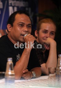 Hendi personil Gigi juga turut hadir, namun tak bersama grup bandnnya, melainkan ia bersama side projectnya Ligro untuk tampil menjadi bintang tamu dan pengisi acara musik dalam Festival tersebut