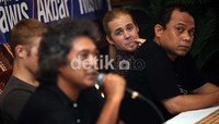 Bona Paputungan juga tampak hadir, namun dalam penampilannya kali ini, ia tak hanya membawakan lagu-lagu yang bertemakan kritik sosial, melainkan bermain dalam musik religi. Penasaran? tunggu saja aksinya