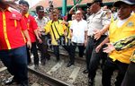 Giliran Ical yang Naik KRL Jakarta - Depok