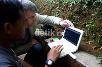 KNKT Rusia melihat foto serpihan pesawat Sukhoi di sebuah laptop. Sebelumnya Presiden SBY dan Presiden Rusia Alexander Putin sudah saling menelepon dan membicarakan soal penanganan Sukhoi ini. Kedua negara akan bekerjasama. Ramses/detikcom.