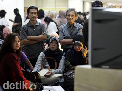 Keluarga Korban Sukhoi Sabar Menunggu