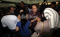 Menhub EE Mangindaan yang mengenakan baju batik ungu dan celana panjang hitam menemui keluarga korban Sukhoi.