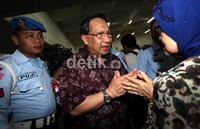 Menhub EE Mangindaan menyalami keluarga korban satu persatu. Menteri juga sempat berpelukan dan menghibur keluarga korban agar tabah.