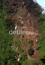 Foto-foto Pesawat Sukhoi yang Hancur Lebur